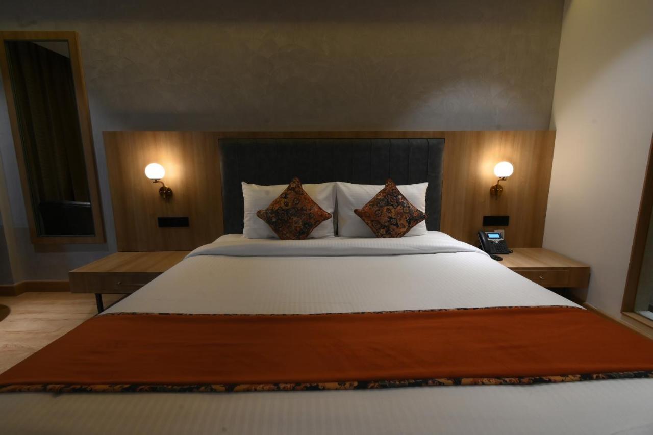 Hotel Klg Altoria Chandīgarh Екстериор снимка
