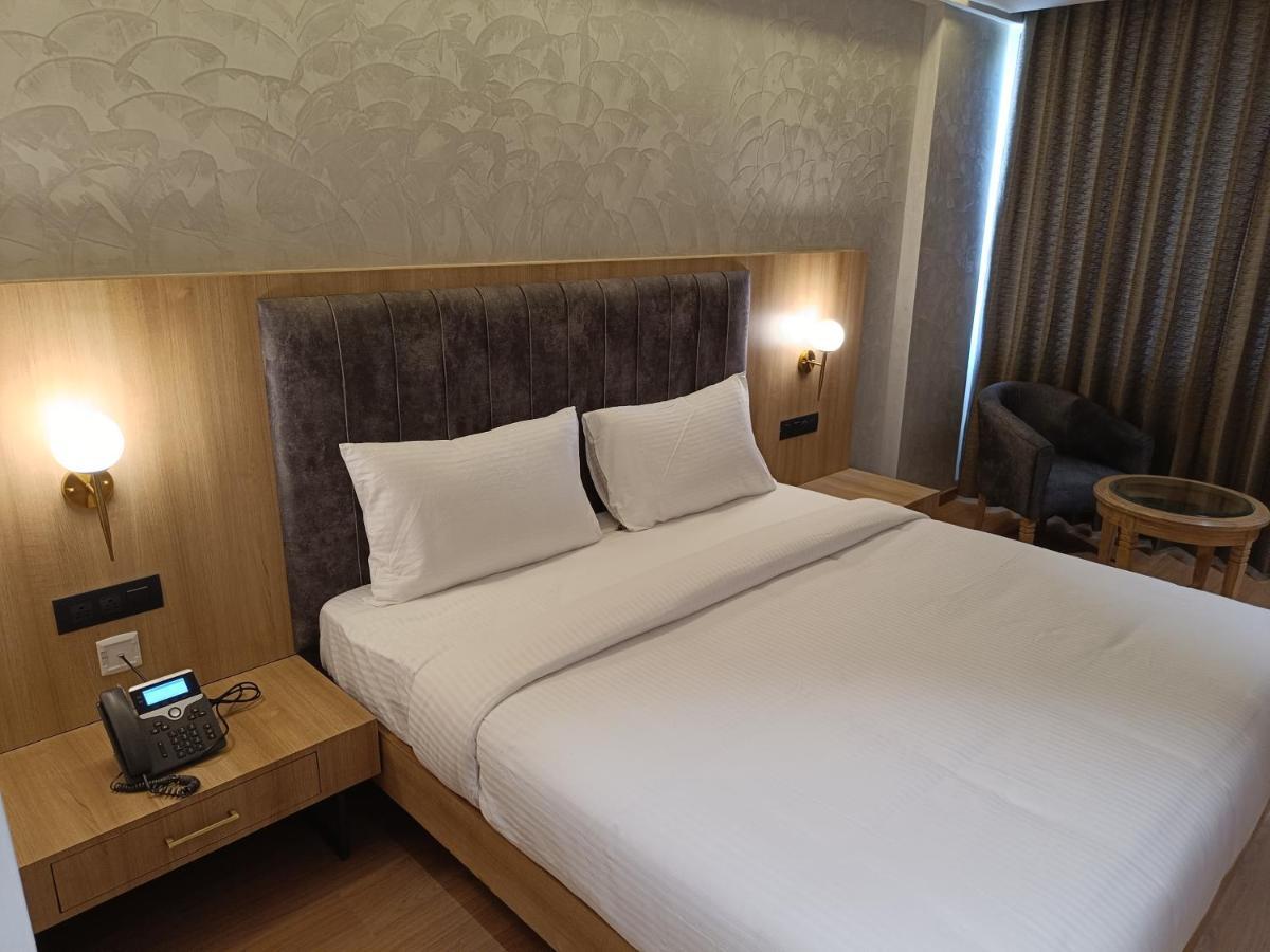 Hotel Klg Altoria Chandīgarh Екстериор снимка