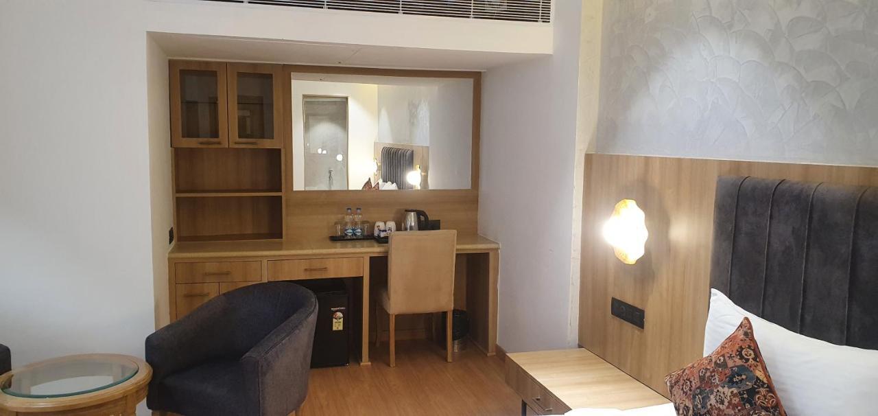 Hotel Klg Altoria Chandīgarh Екстериор снимка